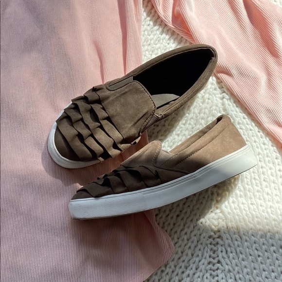 MIA sneakers! - Picture 3 of 9